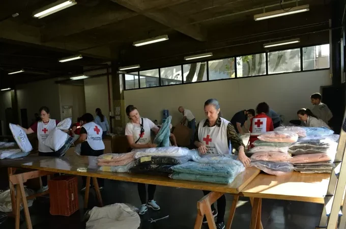 Voluntária fala de doações em mau estado que chegam ao RS: 'Calcinhas sujas de menstruação'