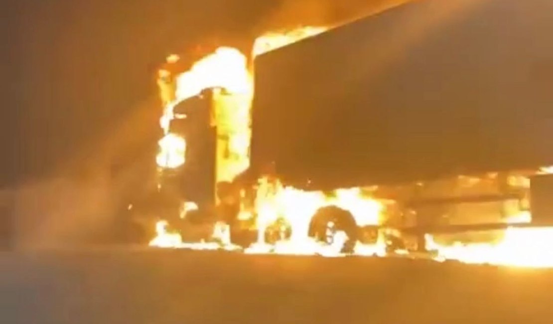 Incêndio consome carreta na BR-423, em Delmiro Gouveia