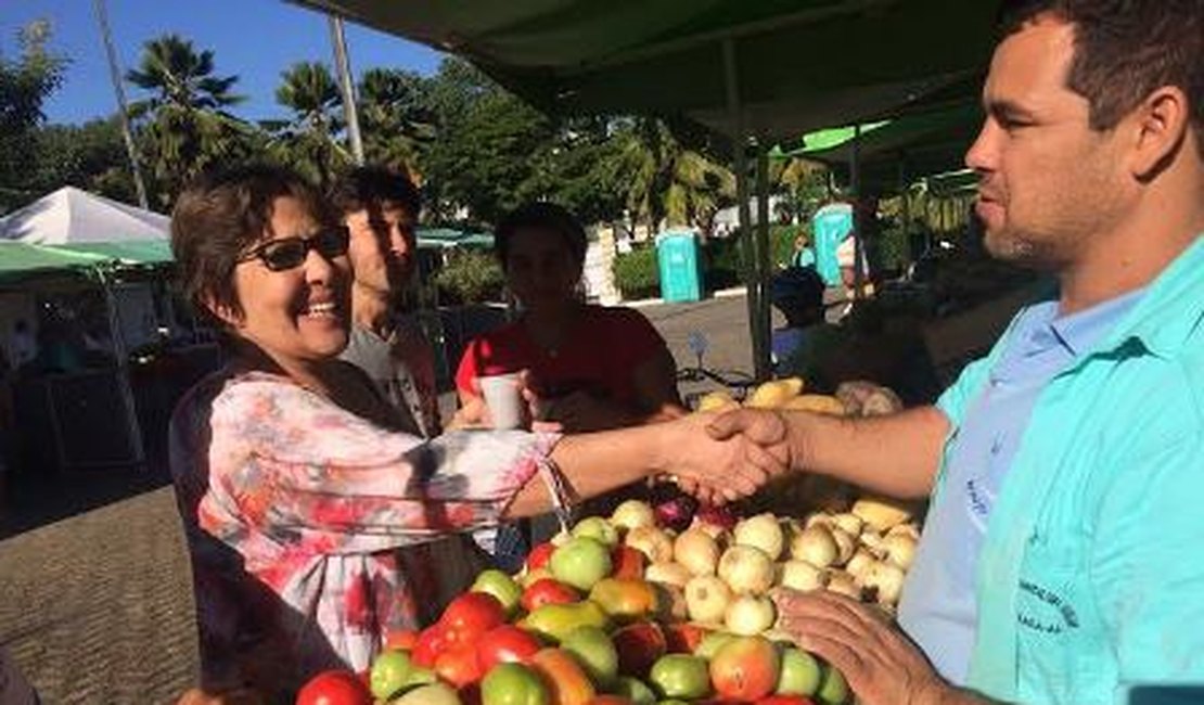 Célia Rocha visita feira da Agricultura Familiar e defende manutenção de produtos orgânicos