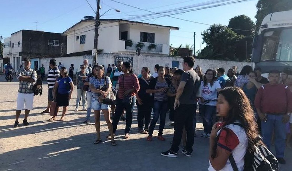Moradores de conjuntos fazem protesto por junção de linhas de ônibus