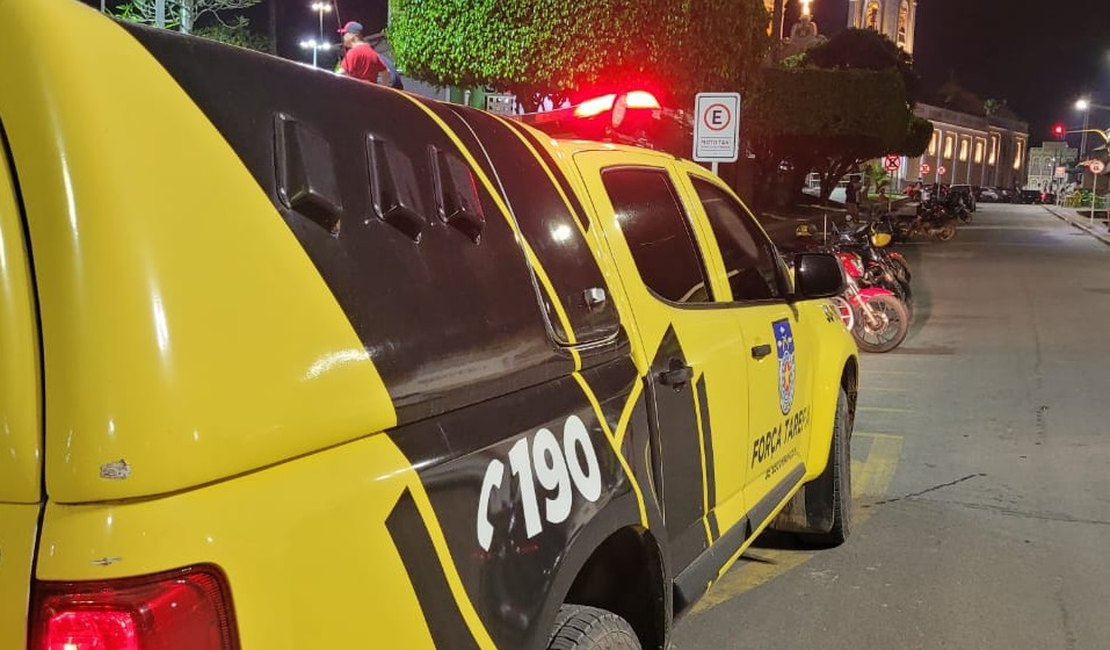 Condutor empina moto e quase colide com viatura do 3° Batalhão da PM em Arapiraca