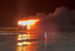 VÍDEO: Lancha pega fogo na Praia de Ponta Verde, em Maceió