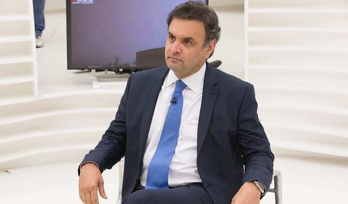 Jornalista deixa Aécio embaraçado ao perguntar-lhe sobre uso de cocaína