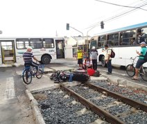 Motociclista é atropelado por ônibus e cai sobre o trilho do VLT em Maceió