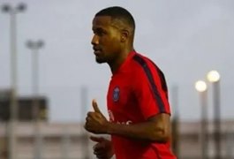 Jogador é preso com 100kg de cocaína ao lado de namorada em aeroporto