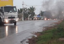 Manifestantes fecham rodovia pedindo abastecimento de água no Residencial Agreste