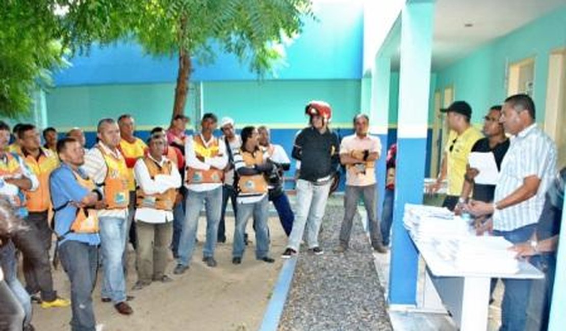 SMTT entrega mais 140 coletes para mototaxistas de Arapiraca