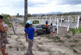 Condutor perde controle de automóvel e invade propriedade na AL-487