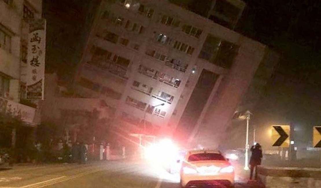 Edifícios desmoronam após terremoto de magnitude 6.4 em Taiwan