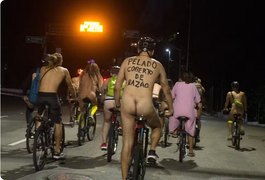 Ciclistas pedalam pelados em SP para chamar atenção à vulnerabilidade no trânsito