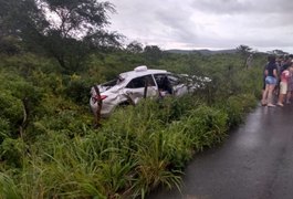 Motorista perde controle da direção e veículo capota na AL-115