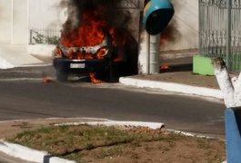 Carro pega fogo e chama a atenção de populares no Centro de Feira Grande