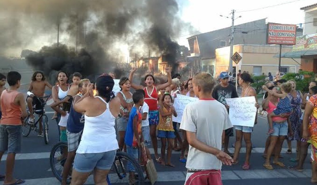 Moradores protestam por falta de sinalização no Bosque das Arapiracas