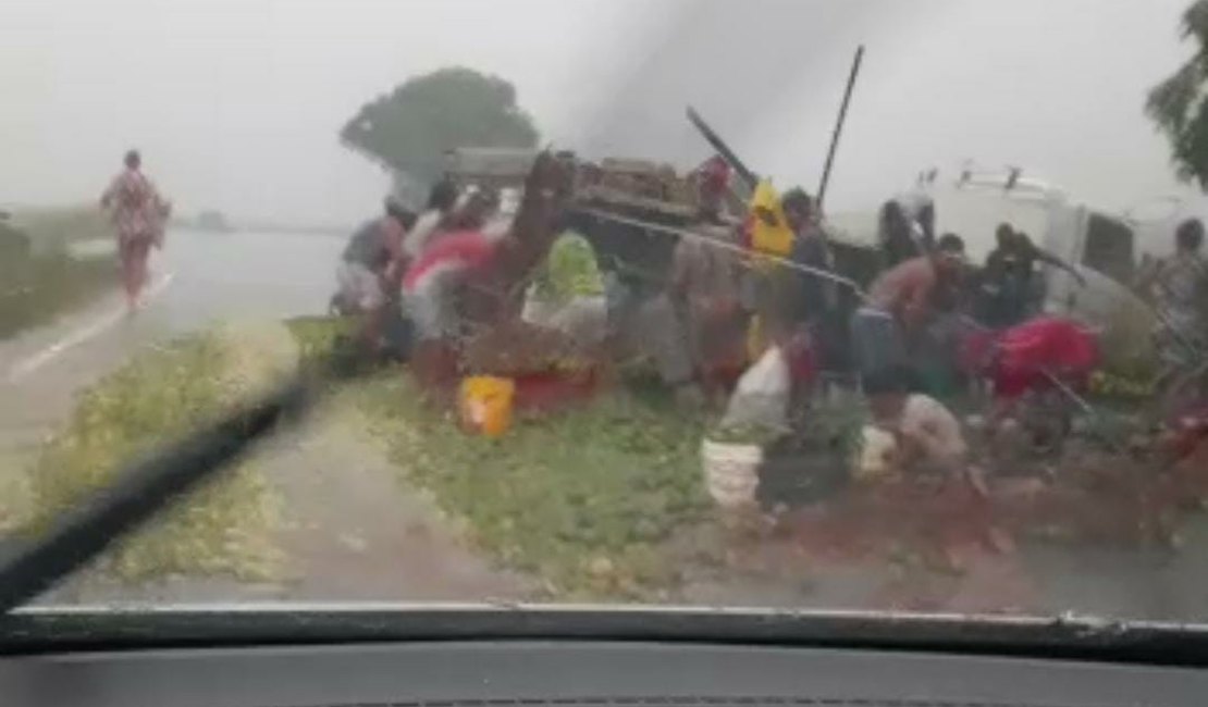 Vídeo: Caminhão carregado com laranjas tomba e população saqueia carga na Barra de São Miguel
