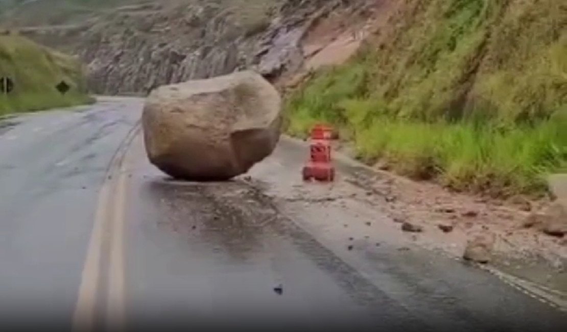 Pedra desaba na Serra da Catita e atinge BR-416 entre Ibateguara e São José da Laje