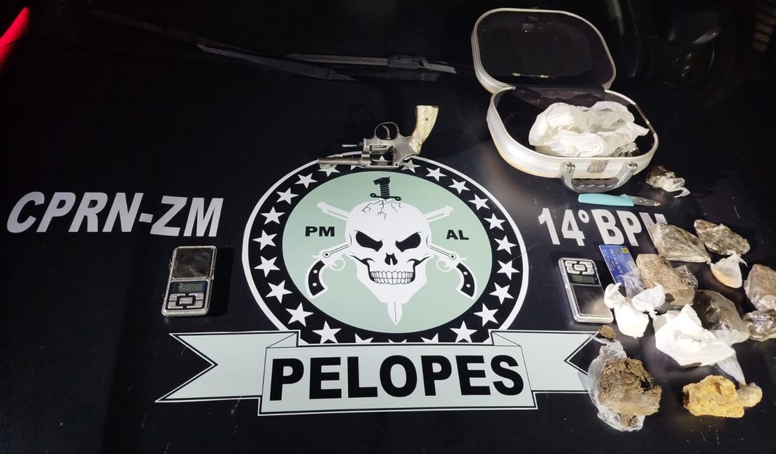 PM flagra mãe e filha com arma e um quilo de drogas no interior de Alagoas