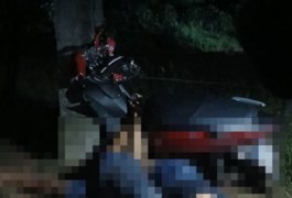 Amigos morrem abraçados após batida de moto contra poste em Girau do Ponciano