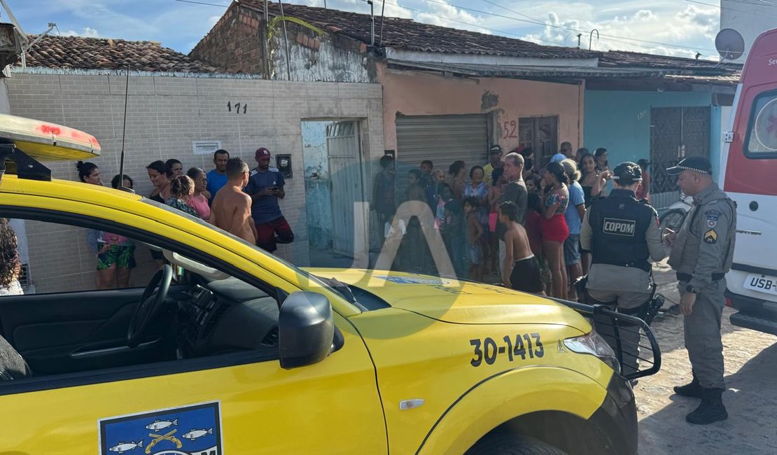 Homem mata companheira a facadas dentro de casa, em Arapiraca