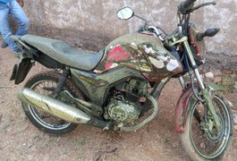 Motocicleta é encontrada dentro de açude por populares em Jaramataia