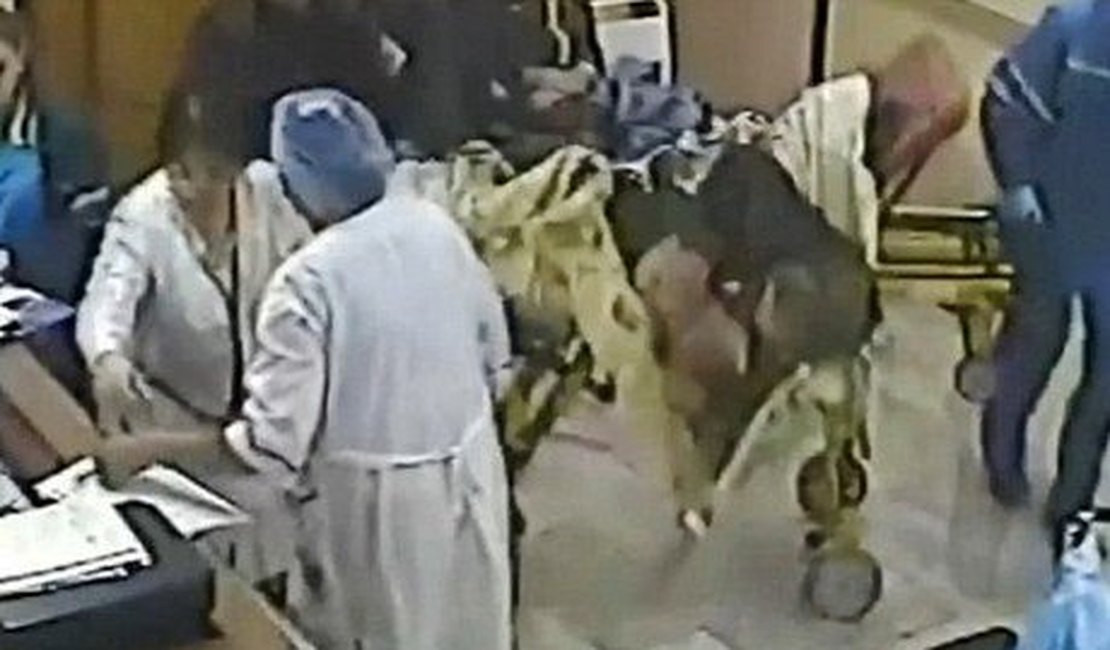 Vídeo: Paciente morre depois de cair de maca de hospital enquanto era levado para uma cirurgia