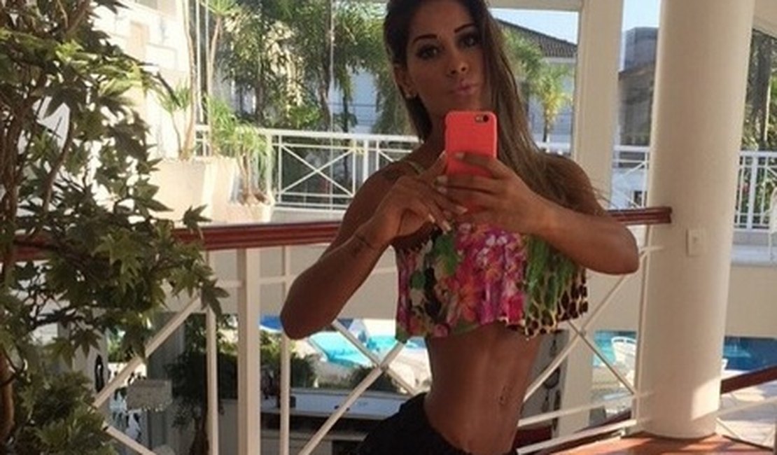 Ex-BBB Mayra Cardi exibe cintura fina e seguidora critica: 'Miga, a famosa hora de parar'