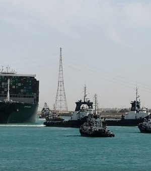 Navio encalhado no Canal de Suez é liberado após seis dias