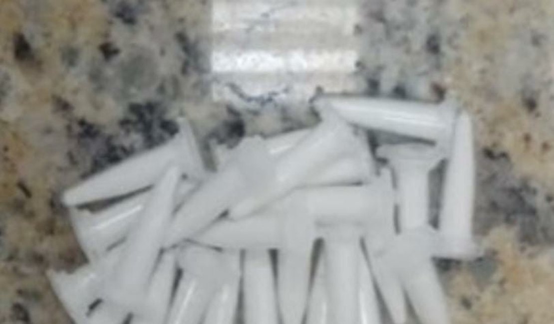 Mulher é presa ao ser flagrada com ﻿30 pinos de cocaína, em Arapiraca