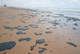 Estudo do Inpe indica que óleo que atinge litoral veio do mar da África