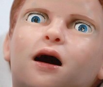 Criança-robô sangra, grita e simula dor para treinamento de médicos