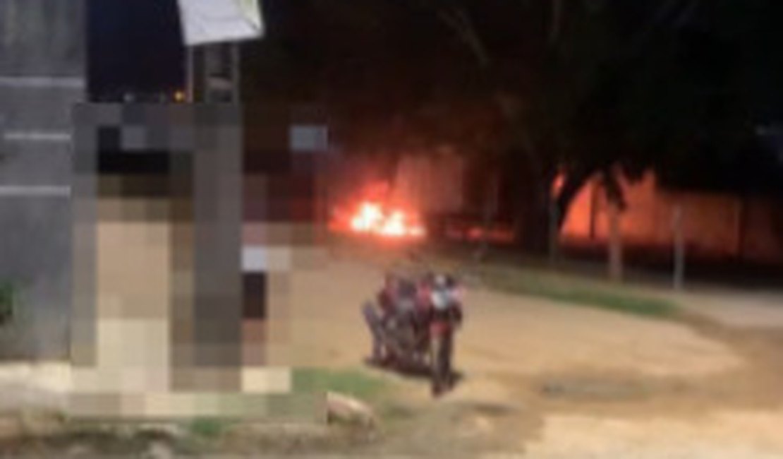 Carro é atingido por incêndio no bairro Massaranduba, em Arapiraca