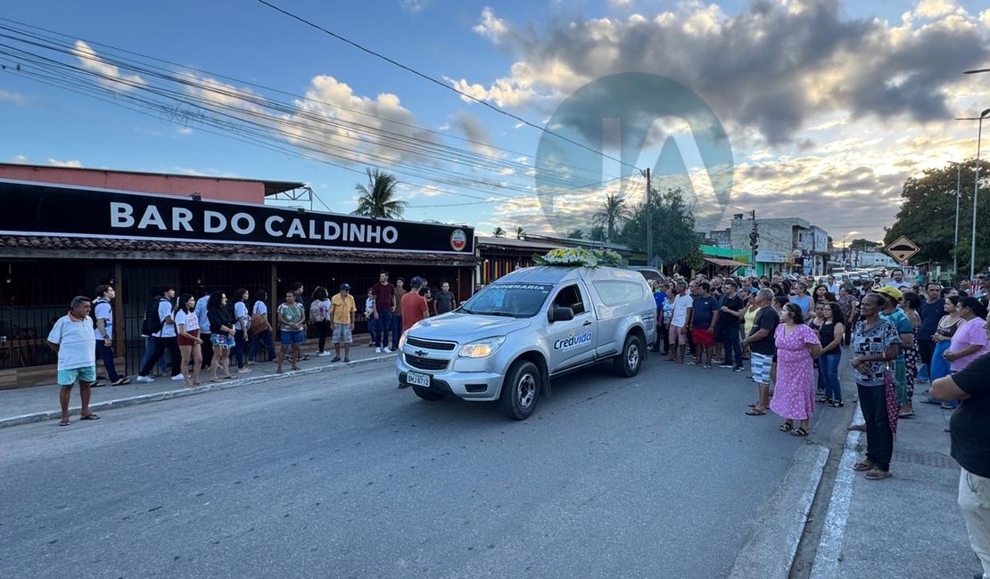 Dezenas de pessoas acompanham sepultamento de Fernando Barbosa, fundador do Bar do Caldinho da Canafístula, em Arapiraca