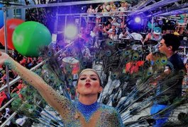 Alagoana Millane Hora comanda bloco vestida de pavão no carnaval da Bahia