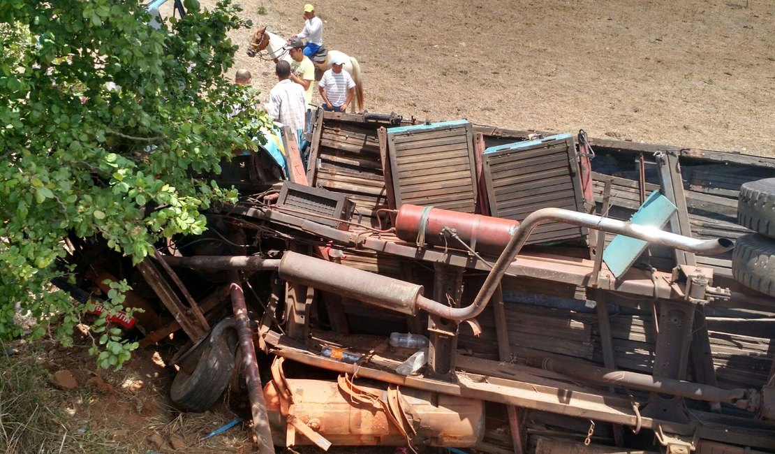 Caminhão carregado com farinha de trigo capota na Rodovia AL-110