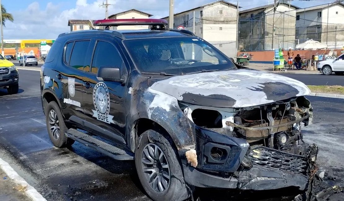 Viatura do BOPE pega fogo em avenida na parte baixa de Maceió; assista