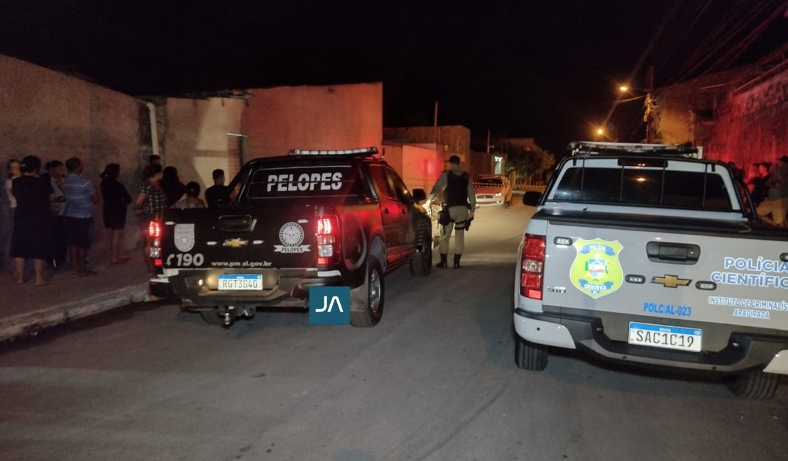 VÍDEO: Homem é morto na frente de parentes com tiros à queima-roupa em Arapiraca