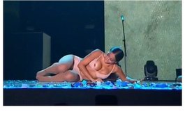 Grande vencedora do Prêmio Multishow, Anitta 'paga peitinho' no palco