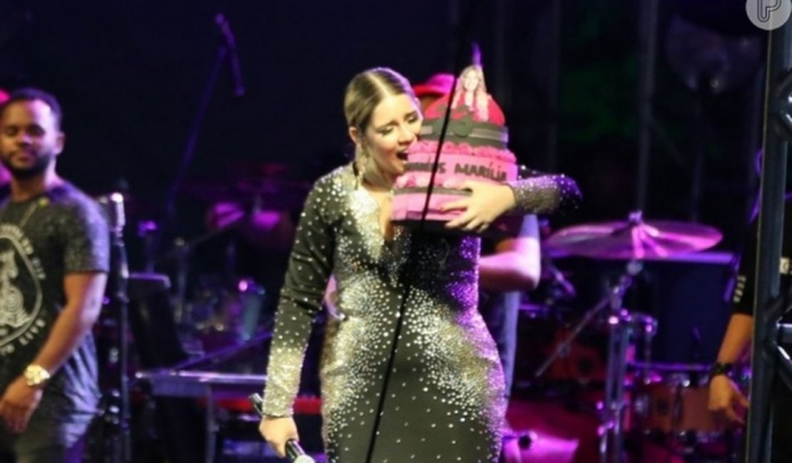 Marília Mendonça ganha bolo de aniversário e festeja 23 anos em show