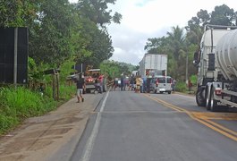 Indígenas da comunidade Wassu Cocal, em Joaquim Gomes, bloqueiam rodovia em protesto contra o marco temporal