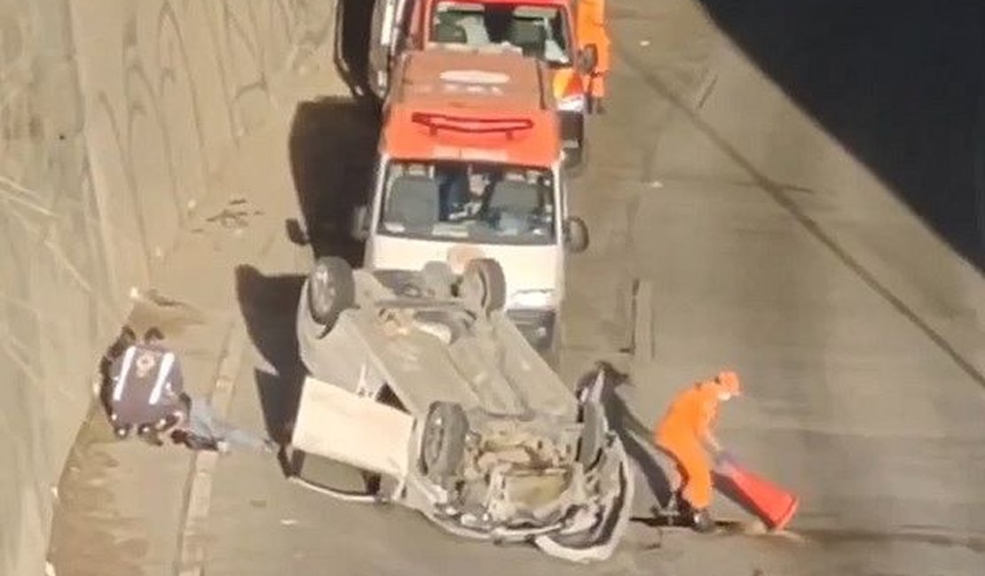 Carro fica de ponta-cabeça em capotamento com quatro feridos no viaduto da antiga rotatória da PRF, em Maceió