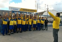 Trabalhadores do setor de Sedex dos Correios realizam paralisação, em AL