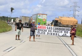 Caminhoneiros seguem com interdição na BR-101, em Messias
