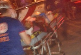 VÍDEO. Suspeito em assalto é alvejado por sete tiros e agoniza por socorro em Arapiraca