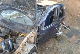 Veículo capota após condutor perder o controle na Rodovia AL 115