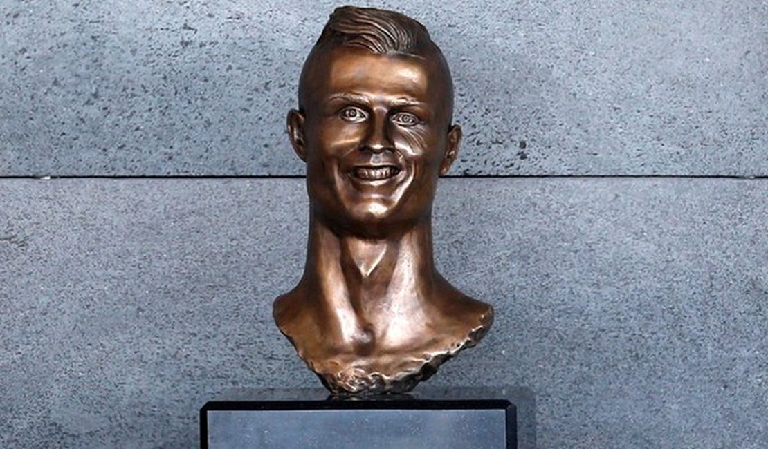 Busto de Cristiano Ronaldo em aeroporto português vira piada na internet