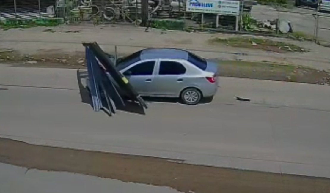 Para não pagar gastos em motel, homem foge arrastando portão com carro em PE