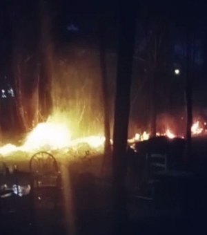 Vegetação de área residencial pega fogo na parte alta de Maceió
