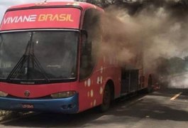 VÍDEO. Ônibus da banda de Viviane Brasil pega fogo na BR-230, no Maranhão