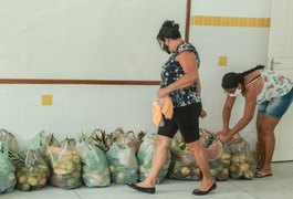 Entrega de kits de alimentação escolar da SEMED Penedo começa na Escola Irmã Jolenta