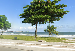 Homem é assassinado na faixa de areia da Praia da Avenida, em Maceió; perfurações foram encontradas no pescoço da vítima
