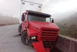 Homem morre esmagado após saltar de carreta na BR-101